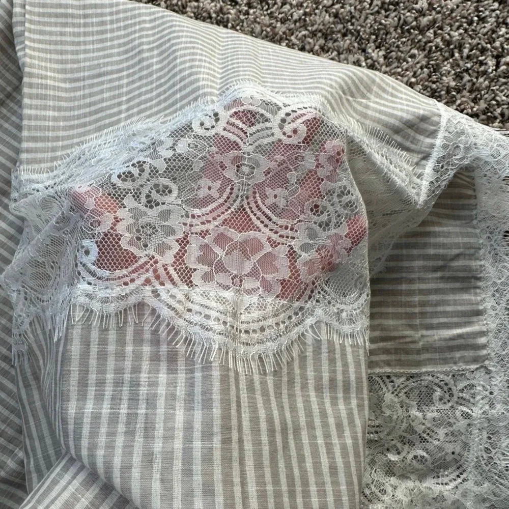 This & That Womens Grey White Striped 100% Cotton Scarf Floral‎ Lace Trim NWT